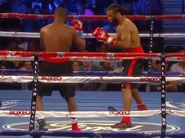 Boxer drops phone during fight