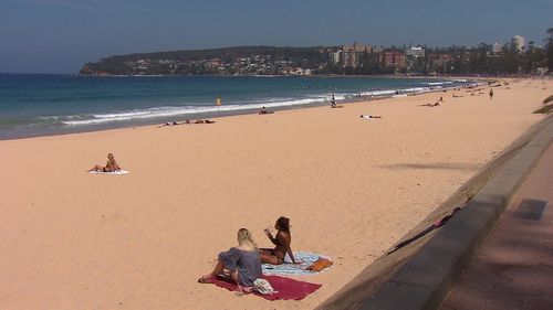 Sydneysiders cool down and escape the hot weather smashing NSW.