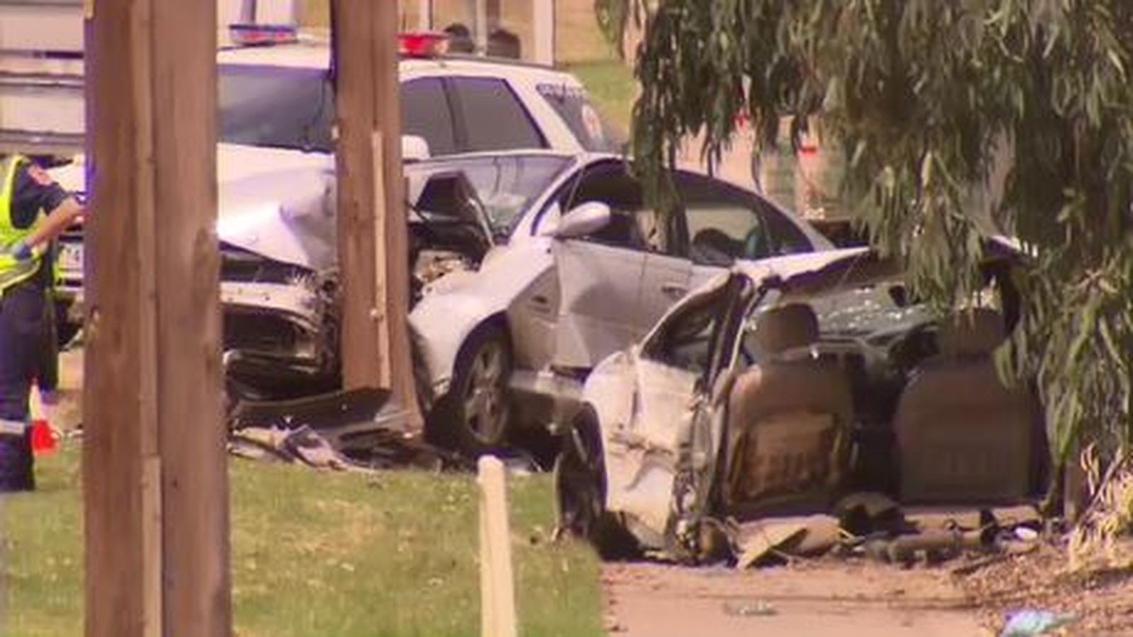 今日凌晨，墨尔本西北部又发生一起车祸，丰田撞上宝马车尾，司机二人均被送医 - 4