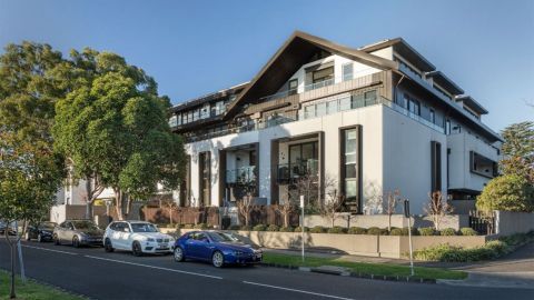 Luxurious Melbourne apartment soars above reserve auction Domain