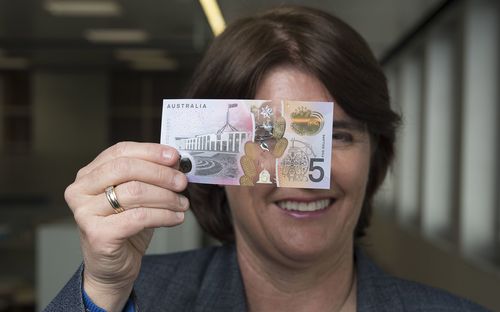 Michele Bullock avec le nouveau billet australien de 5 $ en 2016.