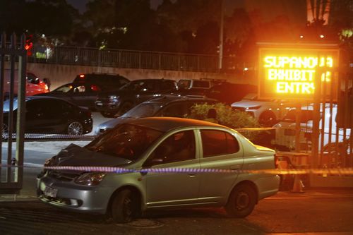 Cena de um acidente de carro em Ascot Vale no domingo, 18 de abril de 2026, fora da convenção de quadrinhos Supanova