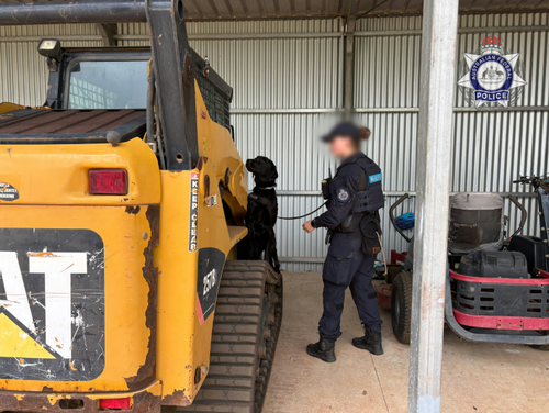 Um funcionário público, a sua esposa e os diretores de uma empresa de construção foram acusados ​​de crimes de fraude e corrupção. O trio do Território do Norte é acusado pela AFP de estar envolvido numa conspiração para influenciar a adjudicação de concursos à sua empresa por parte do Departamento de Defesa, no valor de quase 71 milhões de dólares.