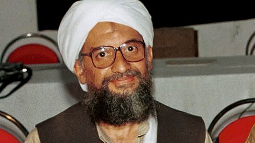 En esta foto de archivo de 1998 disponible el viernes 19 de marzo de 2004, Ayman al-Zawahri da una conferencia de prensa con Osama bin Laden (no se ve) en Khost, Afganistán.