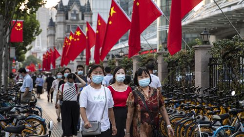 Residents in Wuhan continue  wearing face masks. 