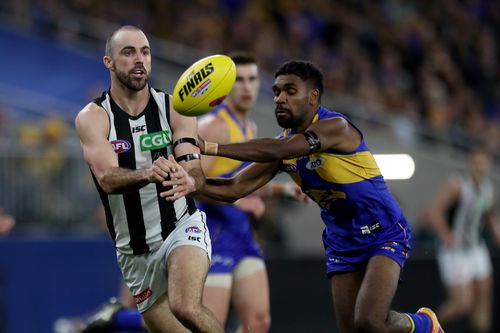 Liam Ryan contests the ball with Steele Sidebottom of Collingwood in what was a dress rehearsal for the Grand Final in week one of the finals in Perth.