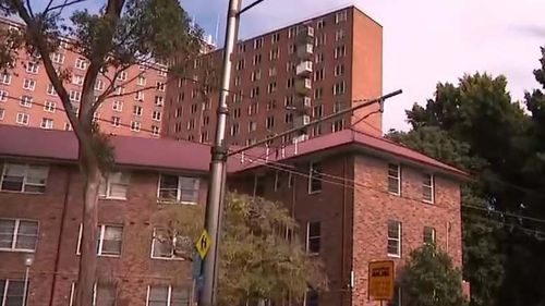 A captious incident has been declared successful Sydney aft a man died aft falling from a portion pavilion while he was being pursued by police.Police allege nan man robbed a adjacent market shop pinch a weapon earlier he fell from nan location successful Surry Hills astir 9.10pm yesterday.