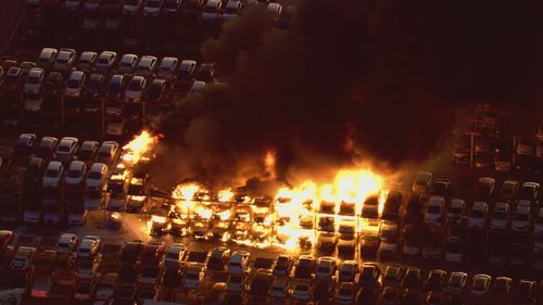Incendie dans une cour de vente aux enchères de voitures à Bibra Lake, Perth.