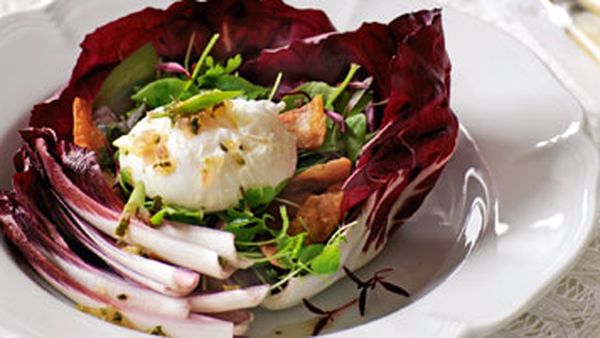 Salad with poached eggs and pancetta