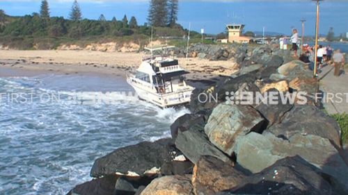 The boat will be removed with a crane. (9NEWS)