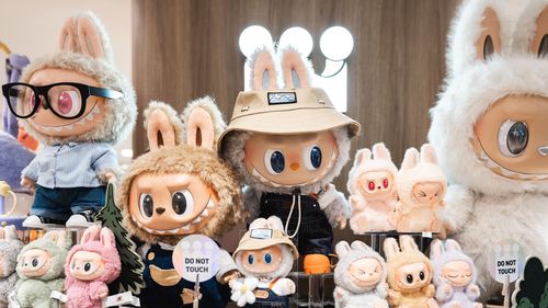 Le bambole virali Labubu sono vendute in scatole cieche. 