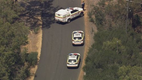 La police a déclaré que l'homme dans la trentaine avait été retrouvé sur une route de Wooroloo avec une blessure par balle à la tête samedi matin.