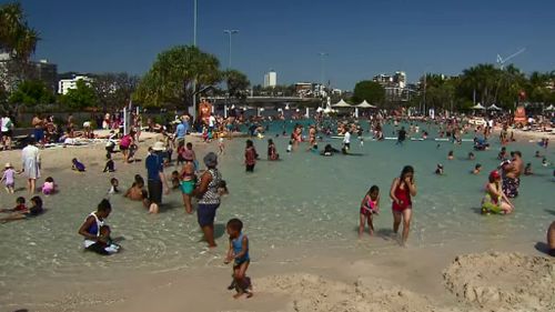 Brisbane's South Bank is a popular spot to cool down. (9NEWS)
