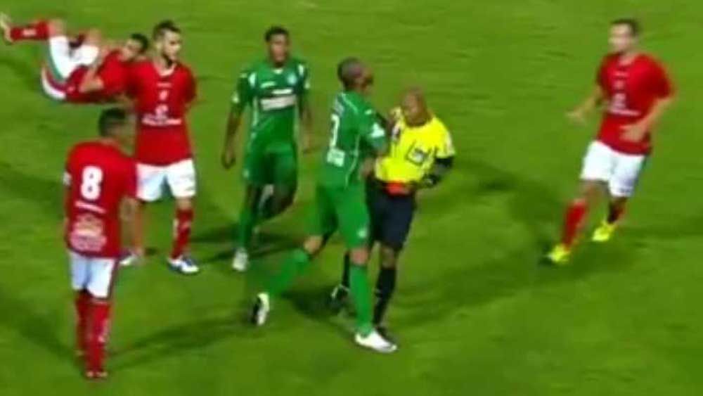 Football: Defender attacks referee after being shown red card
