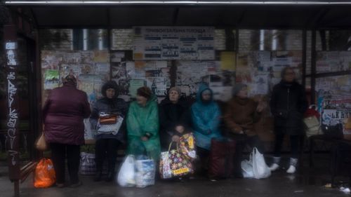 Des femmes attendent dans une gare routière de Kramatorsk, en Ukraine, le jeudi 14 avril 2022.