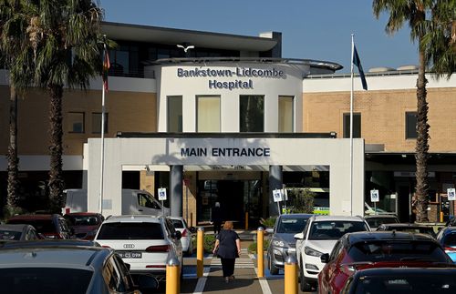 A entrada do Hospital Bankstown-Lidcombe, onde um homem de 50 anos foi abandonado após levar um tiro na perna. Bankstown, NSW. 28 de novembro de 2025. Foto: Kate Geraghty