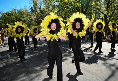 Moomba Parade: Thousands brave the heat as iconic Melbourne event makes ...