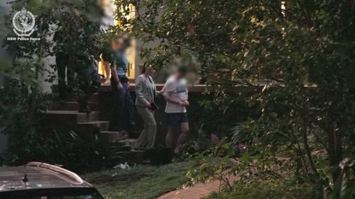 Diversi dispositivi elettronici sono stati sequestrati dalla proprietà e la polizia sosterrà che è stato scoperto materiale pedopornografico.