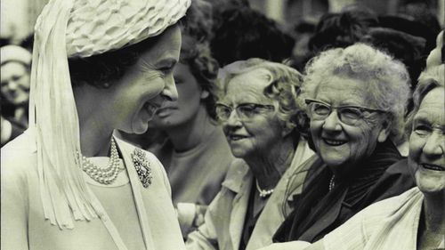 La Reina tomó por sorpresa a los compradores de George Street en Sydney cuando se detuvo para conversar en 1970. Se dijo que todos estaban encantados con su nueva informalidad.