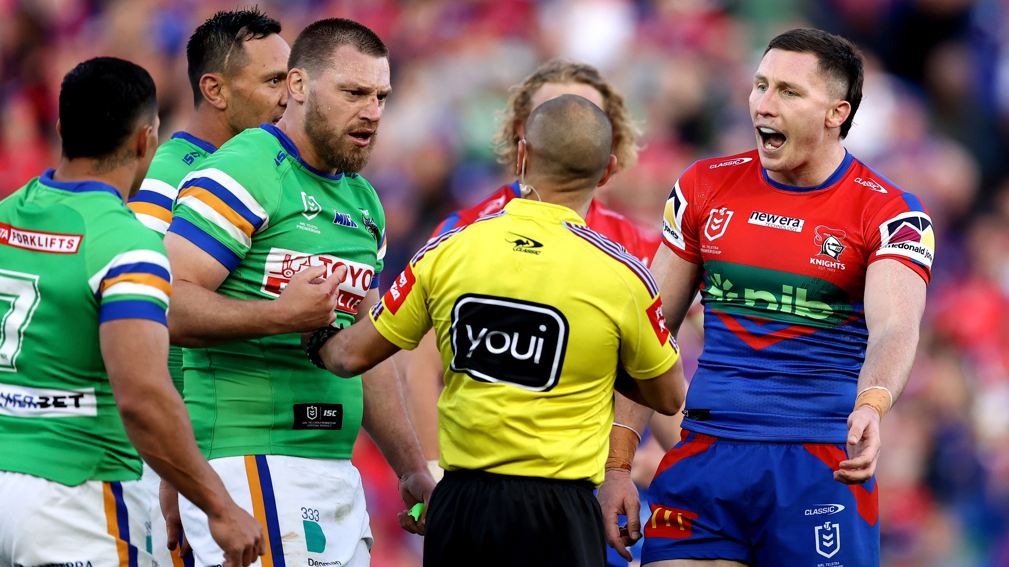NEWCASTLE, AUSTRALIA - SEPTEMBER 10: Tyson Gamble of the Knights shows referee Ashley Klein his arm during the NRL Elimination Final match between Newcastle Knights and Canberra Raiders at McDonald Jones Stadium on September 10, 2023 in Newcastle, Australia. (Photo by Brendon Thorne/Getty Images)