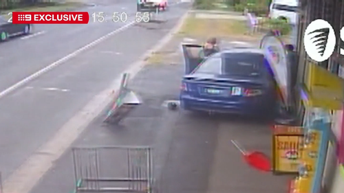 Carro derrapa fora de controle e prende adolescentes na parede