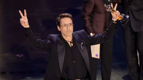HOLLYWOOD, CALIFORNIE - 10 MARS : Robert Downey Jr. accepte le prix du meilleur acteur dans un second rôle pour "Oppenheimer" sur scène lors de la 96e cérémonie annuelle des Oscars au Dolby Theatre le 10 mars 2024 à Hollywood, Californie.  (Photo de Kevin Winter/Getty Images)