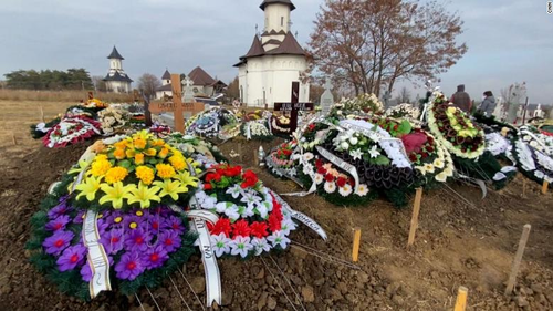 Mormintele proaspăt îngropate de la cel mai mare cimitir se află în Suceava, nord-estul României, care are a treia cea mai mare rată a mortalității cauzate de COVID-19 din țară.