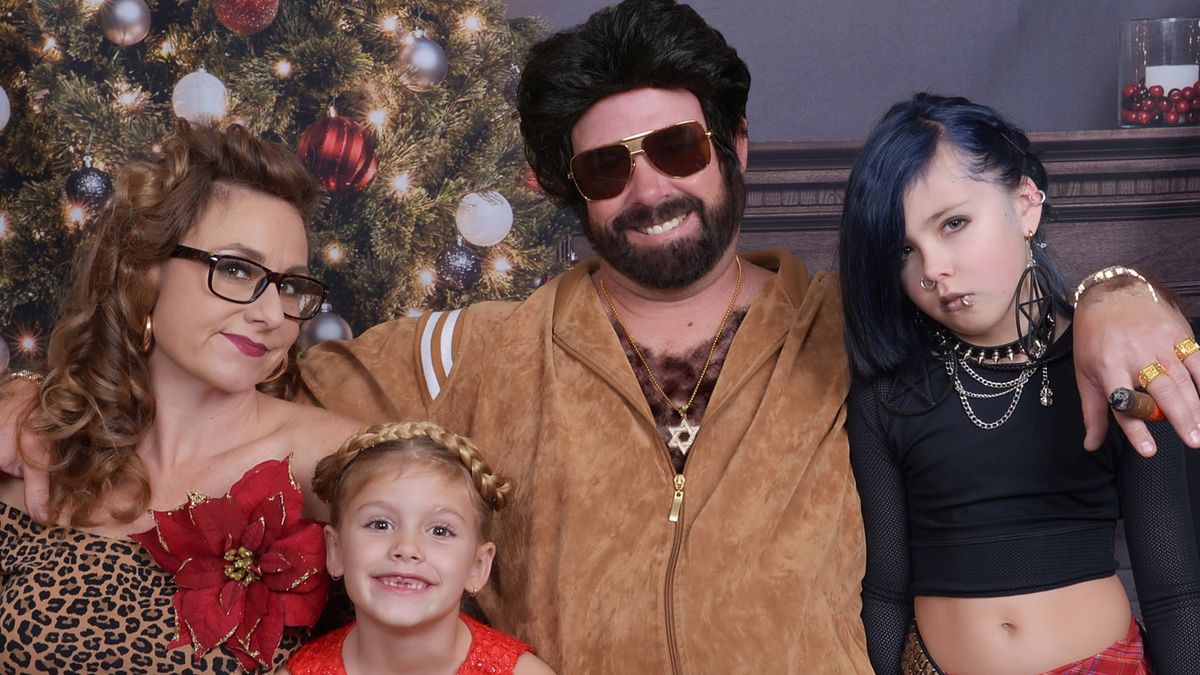 Bergerons 2022 Christmas Card Family Share Hilarious Prank Christmas Cards They've Been Sending For 17  Years - 9Honey