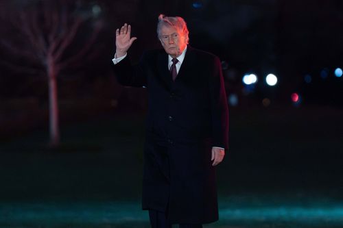 O presidente Donald Trump acena para a mídia enquanto caminha pelo South Lawn ao chegar à Casa Branca, domingo, 15 de março de 2026, em Washington. (AP Photo/José Luis Magana)