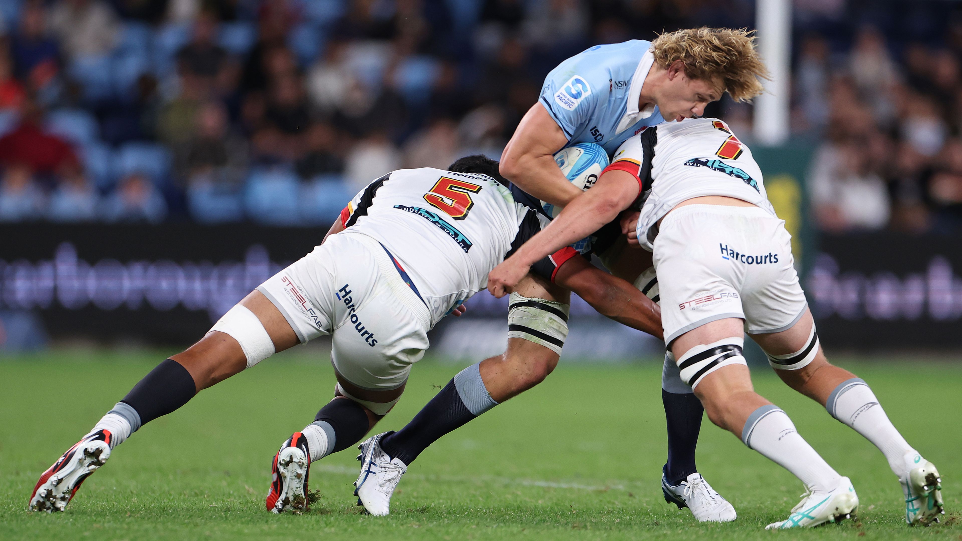 Ned Hanigan of the Waratahs is challenged by Tupou Vaa&#x27;i and Kaylum Boshier of the Chiefs