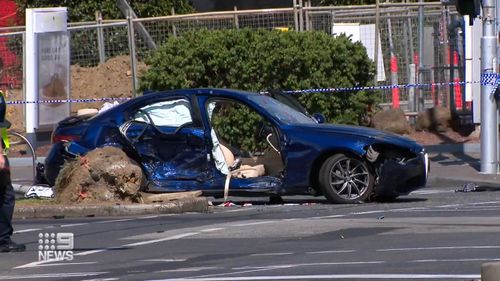 Une adolescente qui se trouvait dans l'Alfa Romeo a été transportée à l'hôpital dans un état critique.