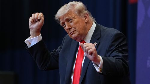 Trump, bir etkinlikte dans ederken.