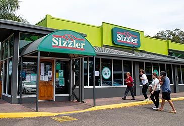 When were the last of Australia's Sizzler restaurants closed?