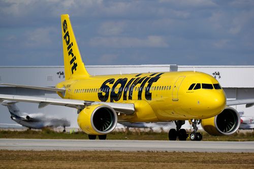 Um quiosque de check-in eletrônico anuncia o encerramento da Spirit Airlines no sábado, 2 de maio de 2026, no Aeroporto Internacional Hartsfield-Jackson Atlanta, em Atlanta. (Foto AP/Jeff Amy)