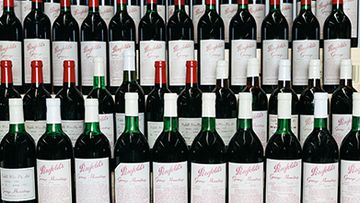 A set of Penfolds Grange wine has sold for a world record price of $372,800 at auction.