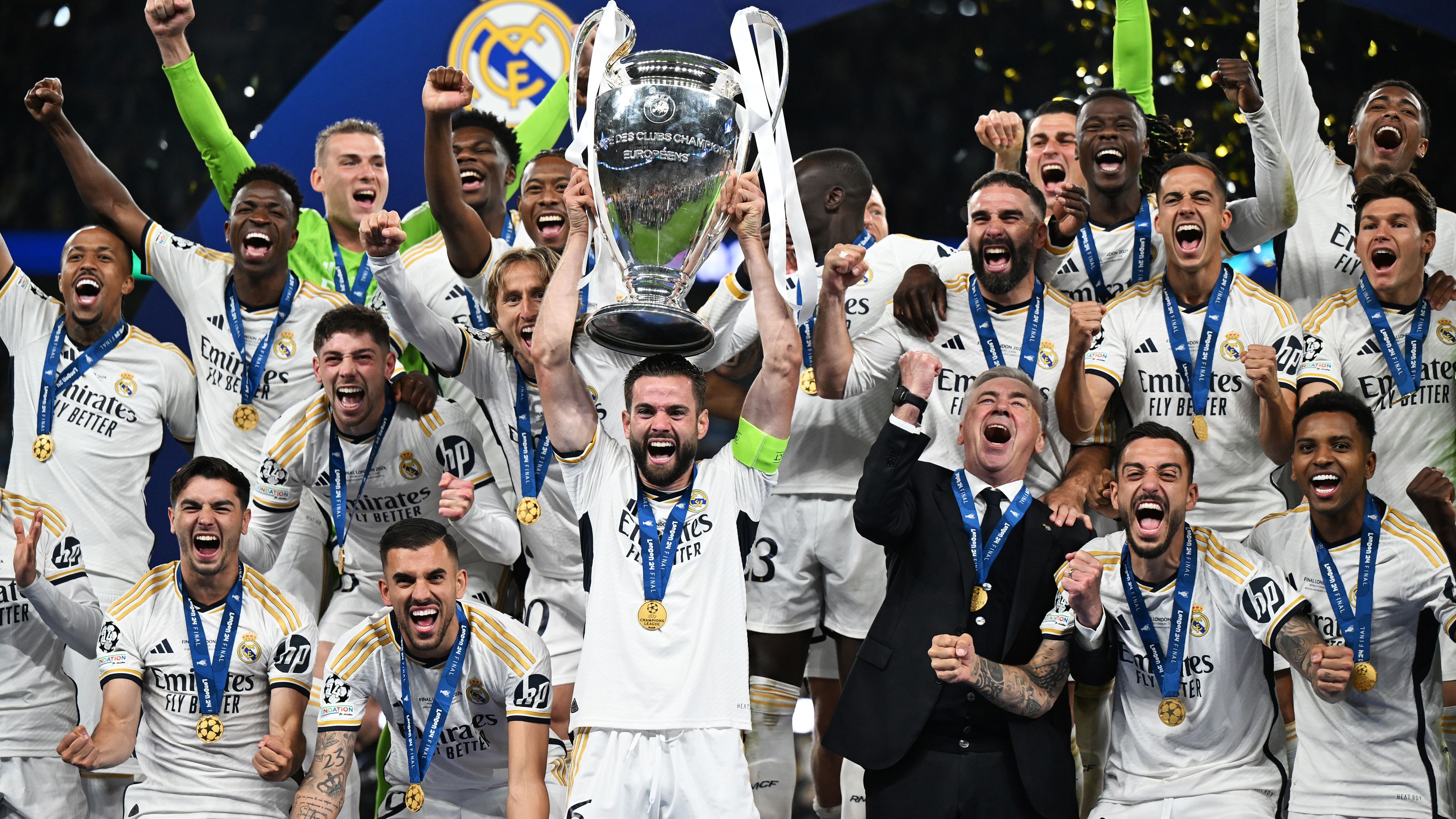 Nacho of Real Madrid lifts the Champions League trophy after his team&#x27;s victory.