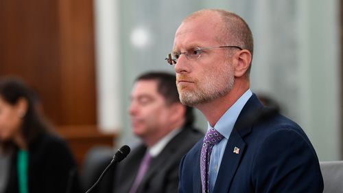 Brendan Carr escuta durante uma audiência do Comitê de Comércio, Ciência e Transporte do Senado para examinar a Comissão Federal de Comunicações em Capitol Hill, em Washington, em 24 de junho de 2020. 