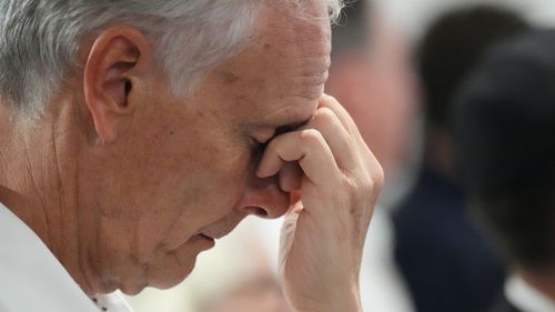 Um enlutado reage em uma sinagoga durante o funeral do Rabino Eli Schlanger, vítima do tiroteio em massa em Bondi Beach, em Bondi, na quarta-feira, 17 de dezembro de 2025, em Sydney, Austrália. (Foto AP / Mark Baker, Piscina)