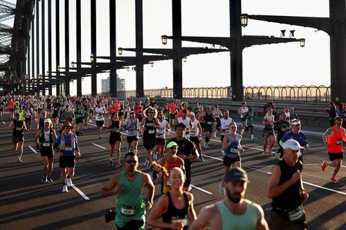 Os corredores atravessam a ponte do porto de Sydney na maratona de Sydney em 2025.
