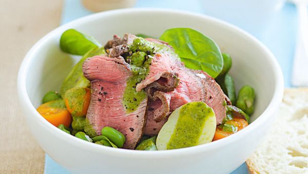 Warm beef salad with spinach and herb dressing