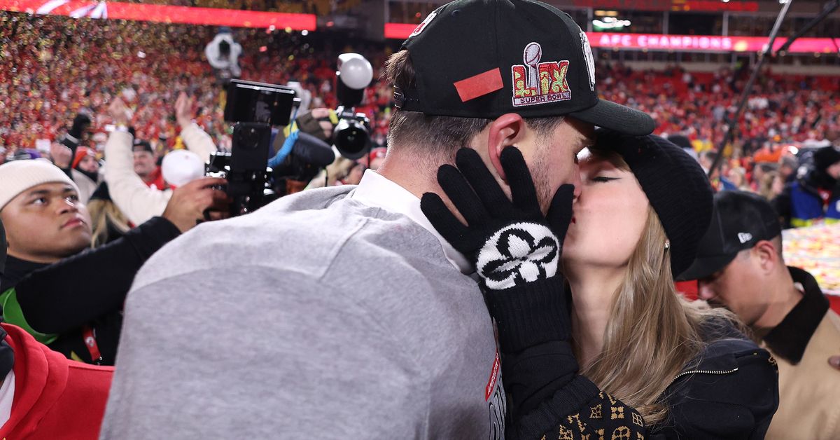 Hubungan Taylor Swift dan Travis Kelce: Gelang Persahabatan mengarah ke salah satu kisah cinta selebriti yang paling berkesan yang berlangsung di depan dunia | Dalam gambar