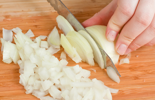 How to cut onions without crying hack: Mum shares genius hack to stop tears  while chopping onions, requiring only a wet paper towel - 9Kitchen