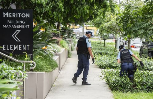 A polícia vasculha arbustos na Uhrig Road em Lidcombe.
