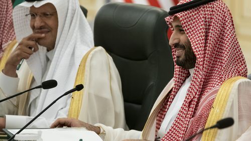 2022 年 7 月 15 日星期五，沙特王储穆罕默德·本·萨勒曼在吉达皇家萨勒曼宫会见总统乔·拜登时微笑。  （美联社照片/埃文·武奇）