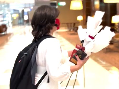 Authorities have fined a woman after she brought brought a rose from a plane into Australia.Travel blogger Lays Laraya, from Dubai says she was slapped with a $1878 fine ($US1200) for taking the flower, which she said was given to her by cabin crew off the the plane in Perth.