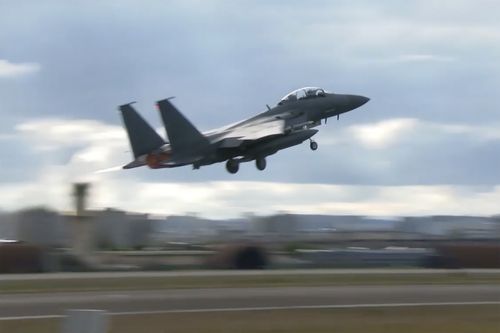 In questa immagine tratta da un video, un caccia F15K dell'aeronautica sudcoreana decolla martedì 4 ottobre 2022 in una località sconosciuta della Corea del Sud. 