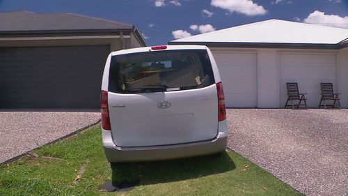 A infração – parar em uma faixa natural – é ilegal segundo as regras rodoviárias australianas e aplicada pelos conselhos locais com penalidades variadas.