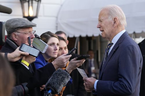 Președintele Joe Biden vorbește cu reporterii înainte ca el și prima doamnă Jill Biden să stea la bordul Marinei pe peluza de sud a Casei Albe din Washington, miercuri, 11 ianuarie 2023.