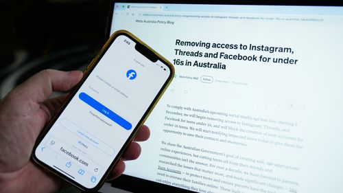 Una schermata di accesso a Facebook e la nuova policy Meta fotografate a Sydney, in Australia, giovedì 20 novembre 2025.