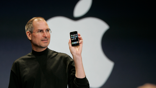 Steve Jobs apresenta o primeiro iPhone.